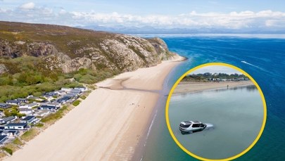 Zaskakujący widok na plaży. Luksusowy samochód pochłonięty przez morze