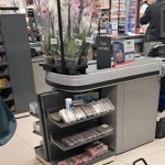 Zaskakujący widok w markecie w Hiszpanii. Tani produkt, a zamykają go na klucz