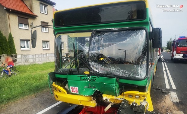 ​"Zasłabł lub zasnął". Czołowe zderzenie z miejskim autobusem [FILM]