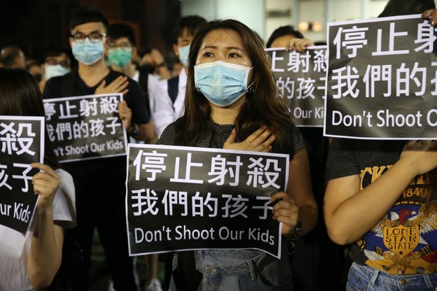 Zasłaniające twarze demonstrantów maski stały się nieodłącznym elementem antyrządowych protestów w Hongkongu /JEROME FAVRE /PAP/EPA