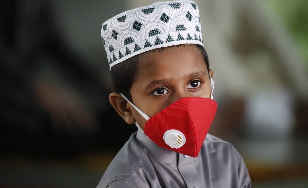 Zasłanianie ust i nosa w walce z koronawirusem ma sens