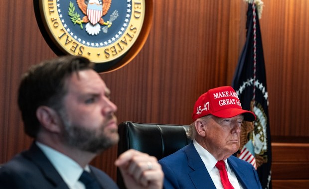 Zasłona dymna Trumpa. Bombowce leciały ponad 30 godzin