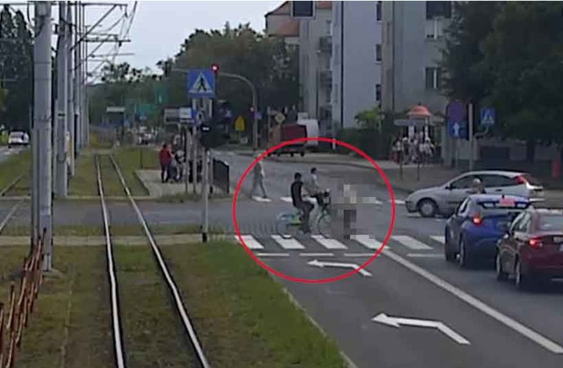 Zasłonięty przez kolegę, który siedzi na kierownicy roweru  wjeźdża w staruszkę... /Policja