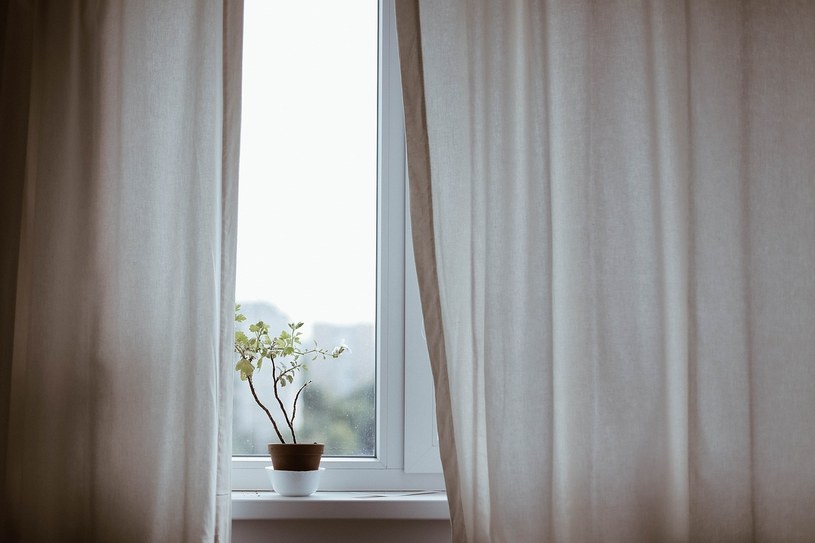 Zasłony w oknach powinny być odsłonięte, aby słońce zatrzymało ciepło w mieszkaniu. /pixabay.com /Pixabay.com