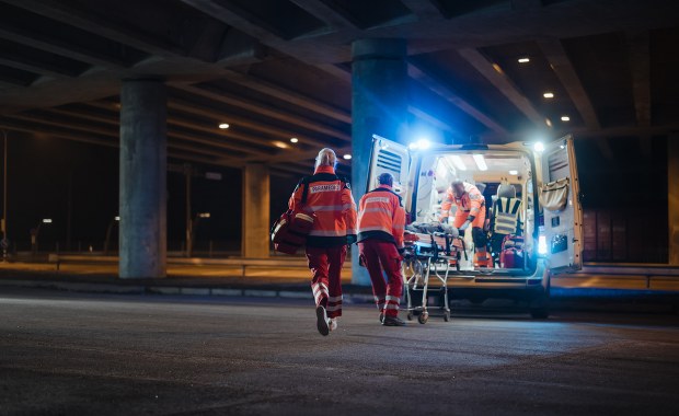 Zasnął podczas jazdy? Samochód potrącił pracowników budowy