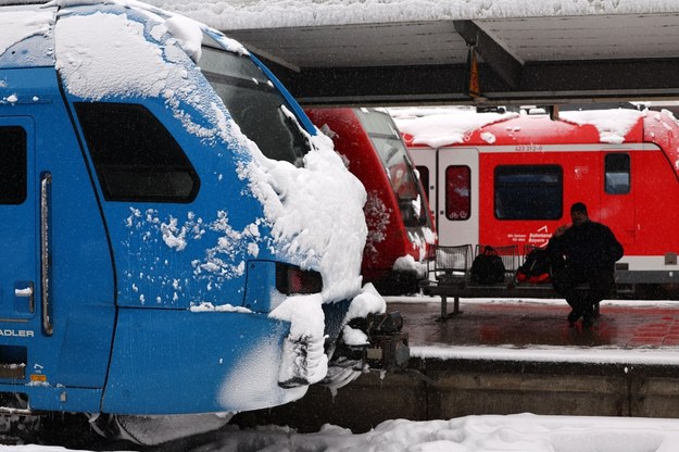 Zaśnieżone pociągi uziemione na stacji w Monachium /ANNA SZILAGYI /PAP/EPA