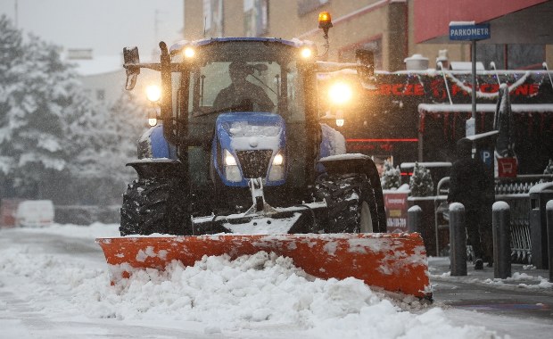 Zaśnieżone ulice. Niektóre autobusy kursują po skróconych trasach
