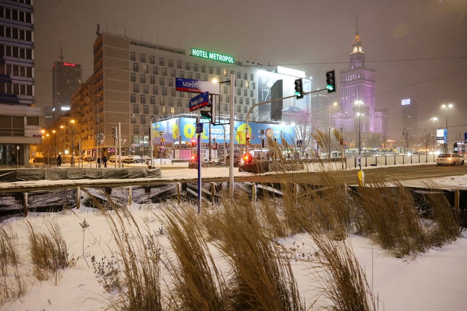 Zaśnieżone ulice w Warszawie /Szymon Łabiński /PAP