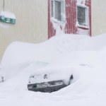 Zaspy do drugiego piętra. Ludzie odkopują samochody. Wielki kataklizm