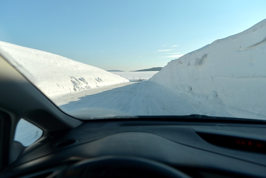 Zaspy przy drodze /Darek Delmanowicz /PAP