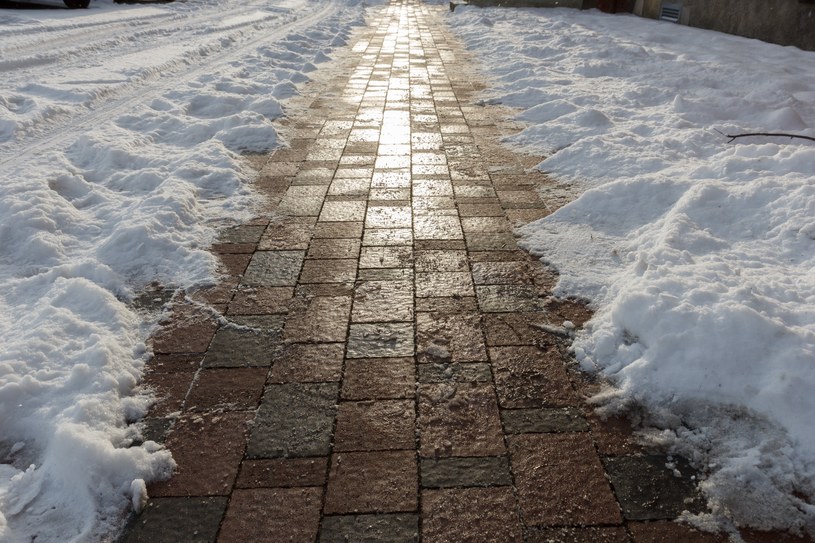 Zaspy śniegu na chodniku utrudniają przemieszczanie się /123RF/PICSEL