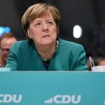 Zastanawiająca obecność Merkel. Zebrała owacje na stojąco