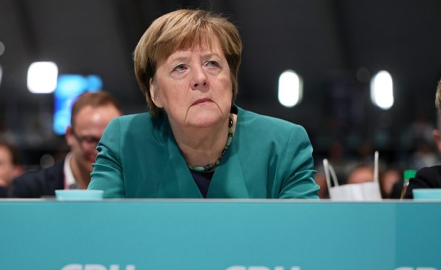 Zastanawiająca obecność Merkel. Zebrała owacje na stojąco