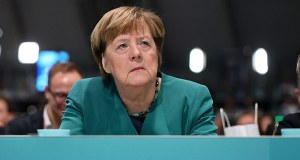 Zastanawiająca obecność Merkel. Zebrała owacje na stojąco