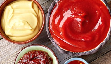 Zastanawiasz się: ketchup czy musztarda? Wiadomo, co zdrowsze i mniej tuczy