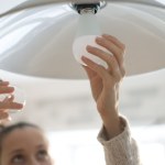 Zastąp tym żarówki ledowe. Twoje rachunki za prąd spadną