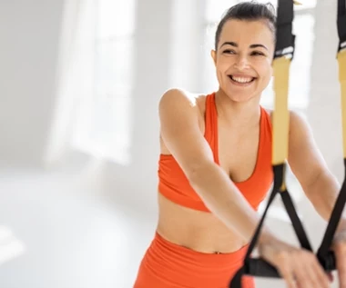 Zastąpi całą siłownię, angażuje wszystkie mięśnie. Jakie efekty daje trening TRX?