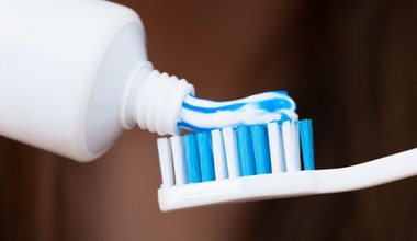Zastawiałeś się, dlaczego pasta do zębów jest w paski? To wcale nie kwestia estetyki