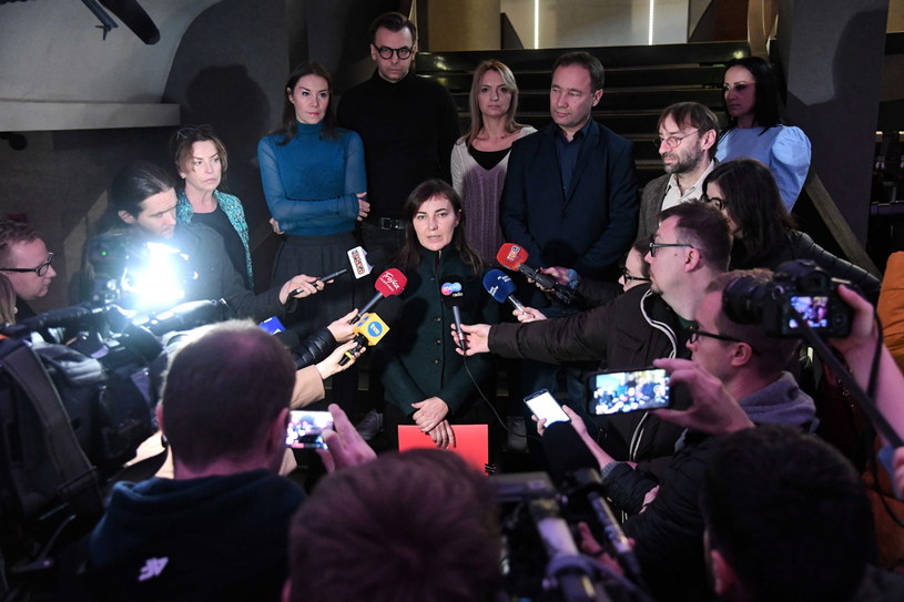 Zastępca dyrektora do spraw organizacyjno-literackich Teatru Bagatela Renata Derejczyk oraz przedstawiciele zespołu aktorskiego teatru podczas konferencji prasowej /	Jacek Bednarczyk   /PAP