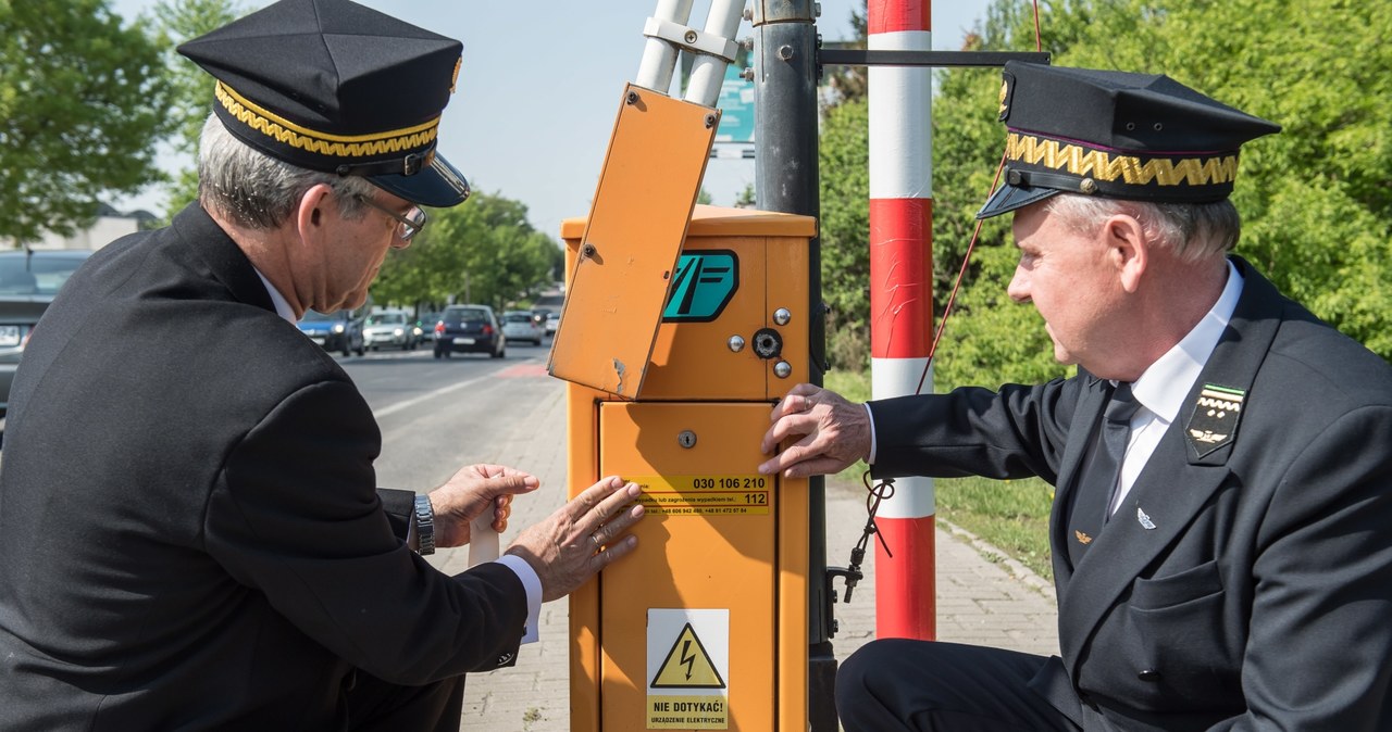 Zastępca dyrektora zakładu linii kolejowych w Lublinie Lech Olszewski (L) i dyrektor zakładu linii kolejowych w Lublinie Andrzej Matysiewicz (P) oznaczają przejazd nową naklejką /Wojciech Pacewicz /PAP