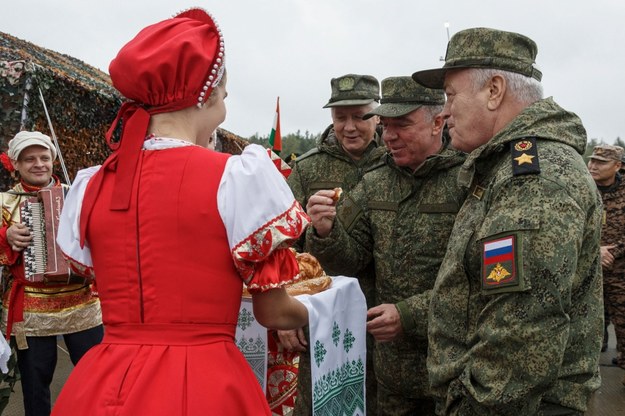 Zastępca Ministra Obrony Federacji Rosyjskiej, generał rosyjskiej armii Nikołaj Pankow wraz z innymi dowódcami wojskowymi bada punkt kontroli łączności podczas ceremonii otwarcia wspólnych ćwiczeń rosyjsko-białoruskich Zapad 2021. /RUSSIAN DEFENCE MINISTRY/HANDOUT /PAP/EPA