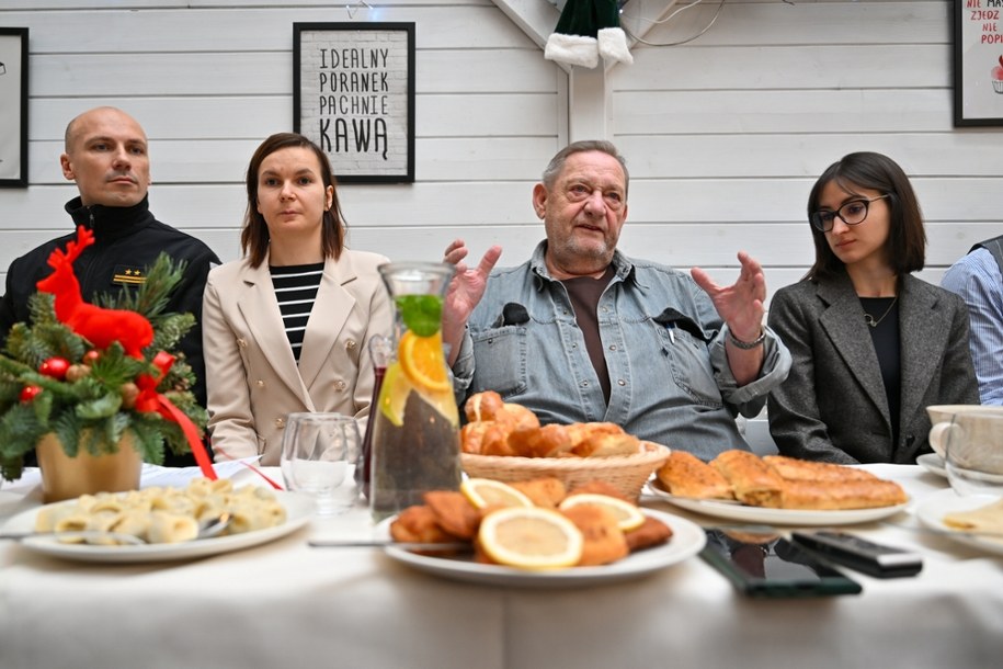 Zastępca naczelnika Wydziału Organizacyjno-Prezydialnego KM PSP w Krakowie mł. bryg. Paweł Karpowicz (L), restaurator Jan Kościuszko (2P) oraz przedstawicielka organizatora Anna Ruszecka (P) /Art Service /PAP