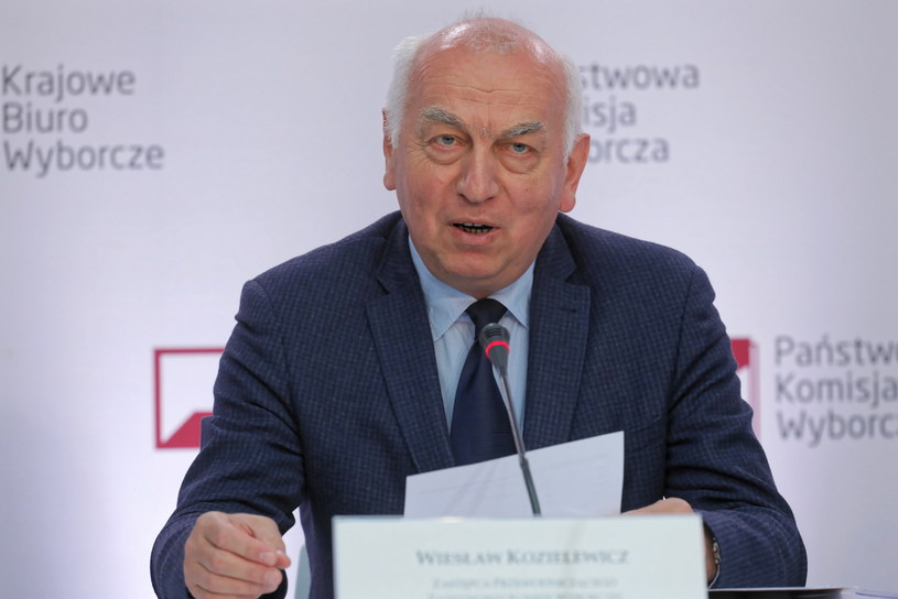 Zastępca przewodniczącego PKW Wiesław Kozielewicz podczas pierwszej konferencji PKW /Paweł Supernak /PAP