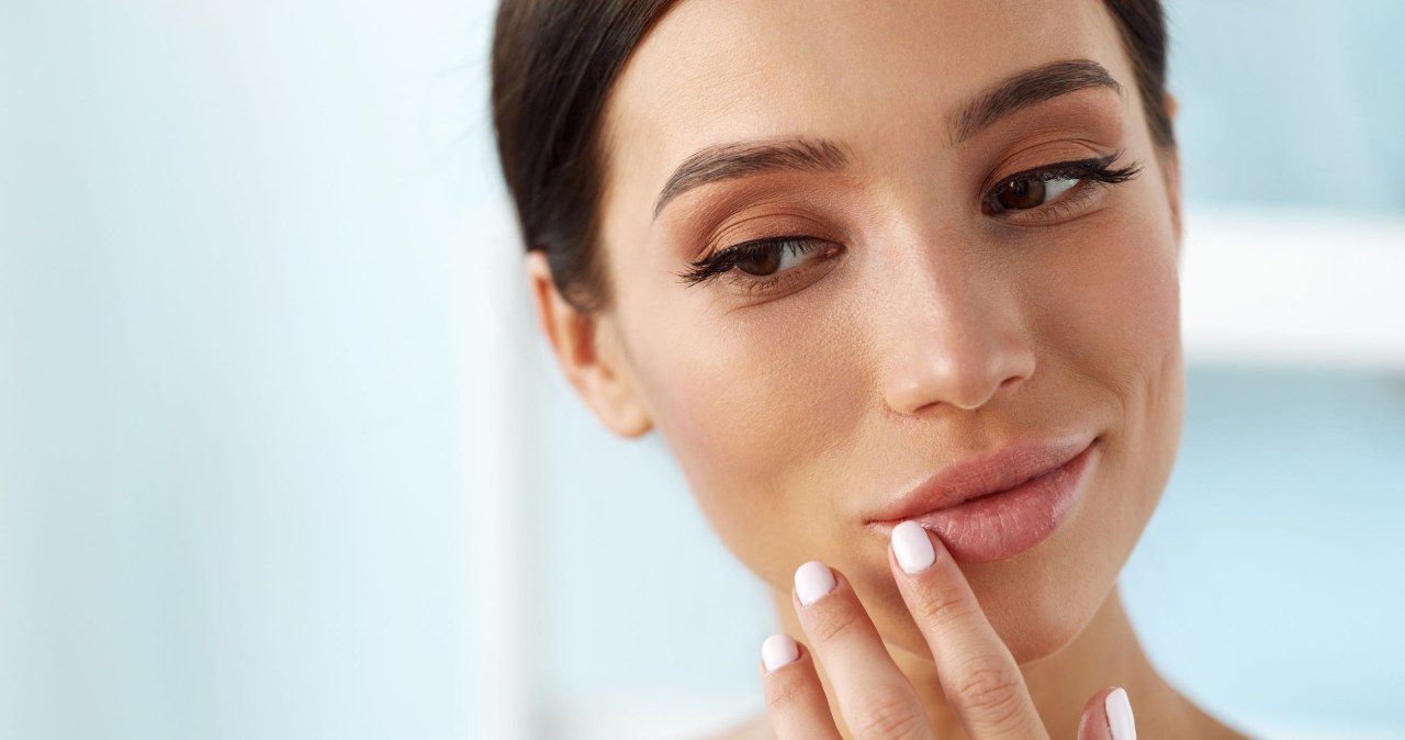 Zastosuj domową maseczkę, a optycznie powiększysz usta, a ich kolor będzie intensywniejszy. /123RF/PICSEL