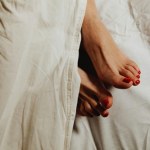 Zastosuj maseczkę z siemienia lnianego na popękane pięty i poczuj ulgę