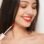 Zastosuj prosty trik i raz na zawsze pożegnaj szminkę na zębach