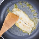 Zastosuj prosty trik szefów kuchni. Nawet najbardziej krucha ryba nie rozpadnie się podczas smażenia 