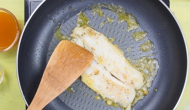 Zastosuj prosty trik szefów kuchni. Nawet najbardziej krucha ryba nie rozpadnie się podczas smażenia 