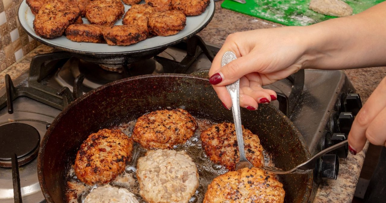Zastosuj ten trik podczas smażenia. Mielone nie będą pryskać tłuszczem. /schan /123RF/PICSEL