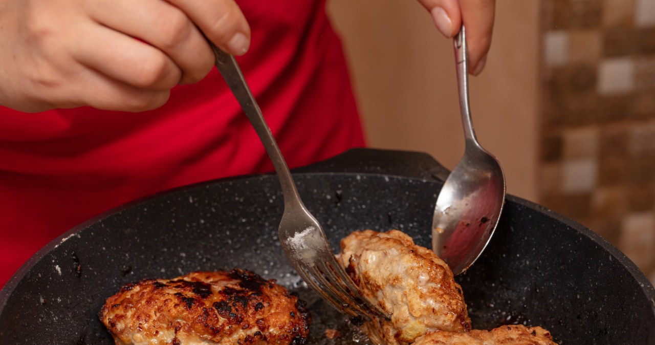 Zastosuj ten trik podczas smażenia. Mielone nie będą pryskać tłuszczem. /schan /123RF/PICSEL
