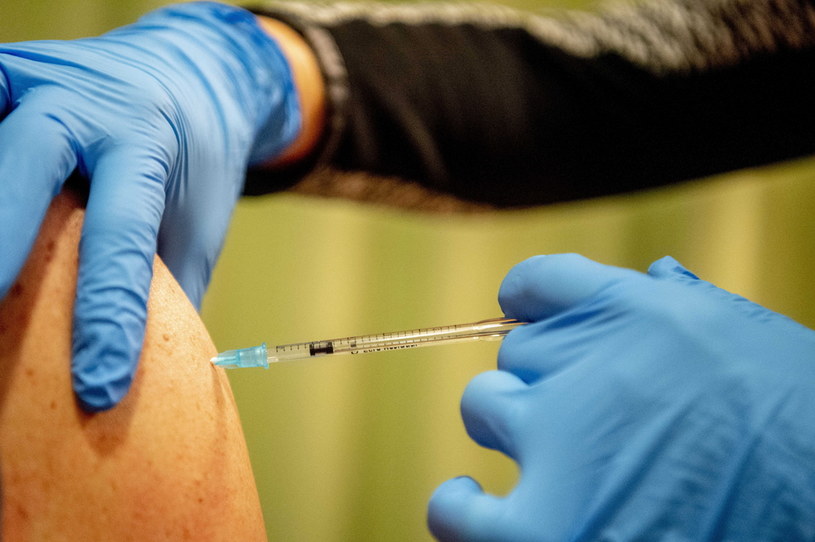 Zastrzyk szczepionką przeciwko koronawirusowi /Robin Utrecht /PAP/EPA