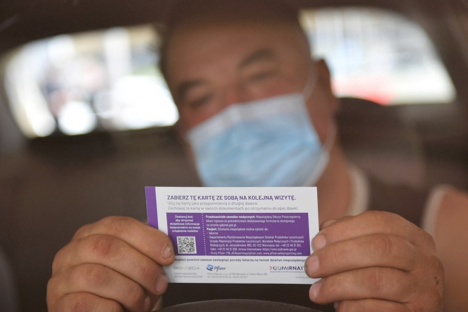 Zaświadczenie o szczepieniu / 	Adam Warżawa    /PAP