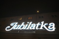 Zaświecił historyczny neon nowohuckiej „Jubilatki”