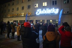 Zaświecił historyczny neon nowohuckiej „Jubilatki”