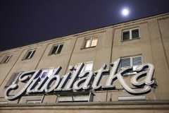 Zaświecił historyczny neon nowohuckiej „Jubilatki”
