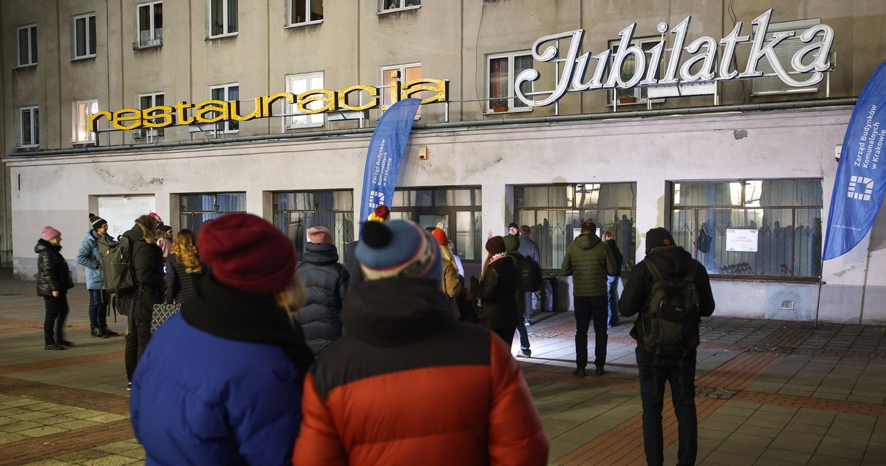 Zaświecił historyczny neon nowohuckiej „Jubilatki”