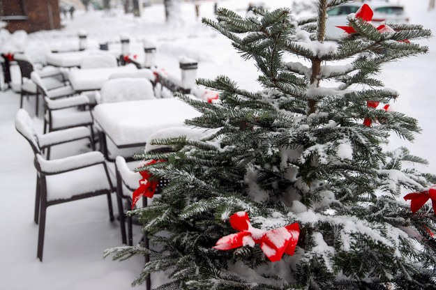 Zasypany śniegiem ogródek restauracji w pobliżu Zamku Królewskiego w Krakowie /	Łukasz Gągulski /PAP