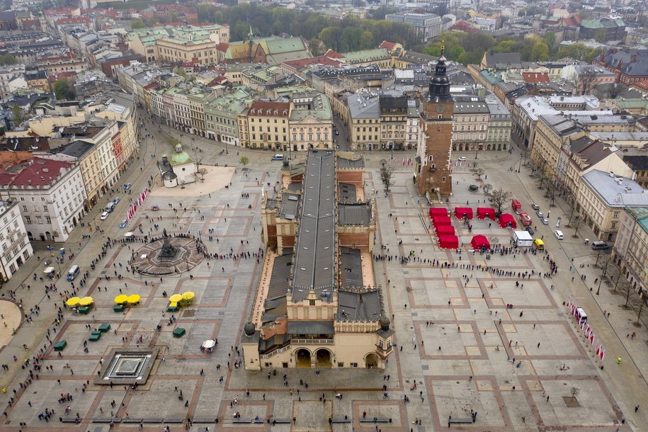 "Zaszczep się w Majówkę": Gigantyczna kolejka do szczepienia na Rynku Głównym w Krakowie /	Łukasz Gągulski /PAP