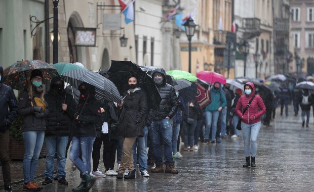 "Zaszczep się w majówkę". Gigantyczne kolejki w polskich miastach