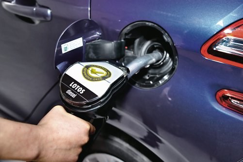 Zatankowanie auta benzynowego olejem napędowym może skończyć się awarią katalizatora. /Motor