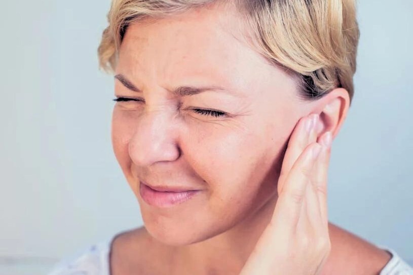 Zatkane ucho można wyczyścić domowymi sposobami. Ale trzeba wiedzieć, jak zrobić to bezpiecznie /123RF/PICSEL