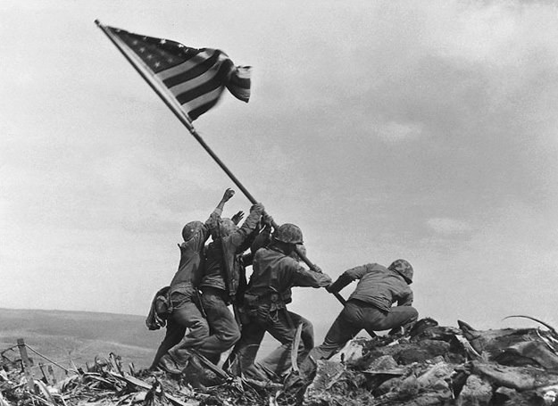 Zatknięcie amerykańskiej flagi na Iwo Jimie - zdjęcie autorstwa Joe Rosenthala /AFP