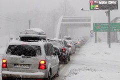 Zatłoczona i zaśnieżona zakopianka