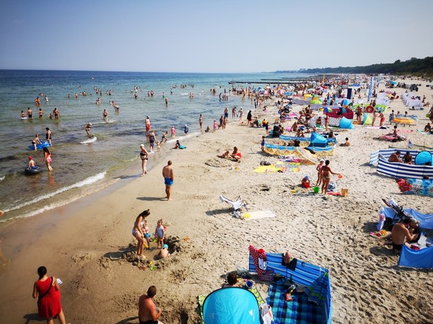 Zatłoczona plaża w Kołobrzegu /Shutterstock