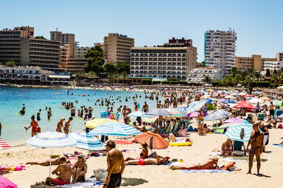 Zatłoczona plaża w Magaluf na Majorce /Shutterstock