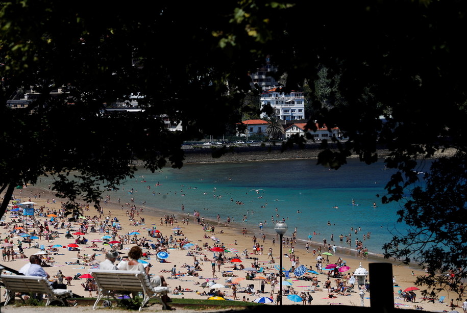 Zatłoczone hiszpańskie plaże /JAVIER ETXEZARRETA /PAP/EPA